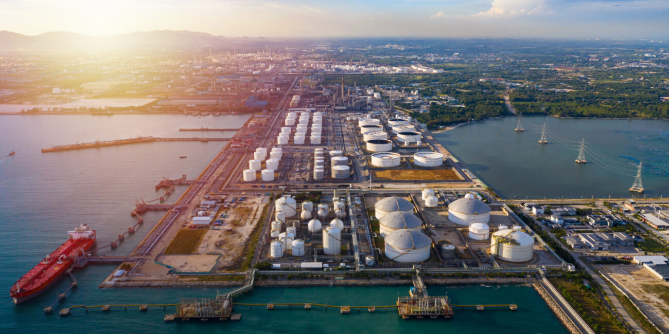 aerial-view-tanker-oil-storage-tank-petrochemical-oil-shipping-terminal (2)